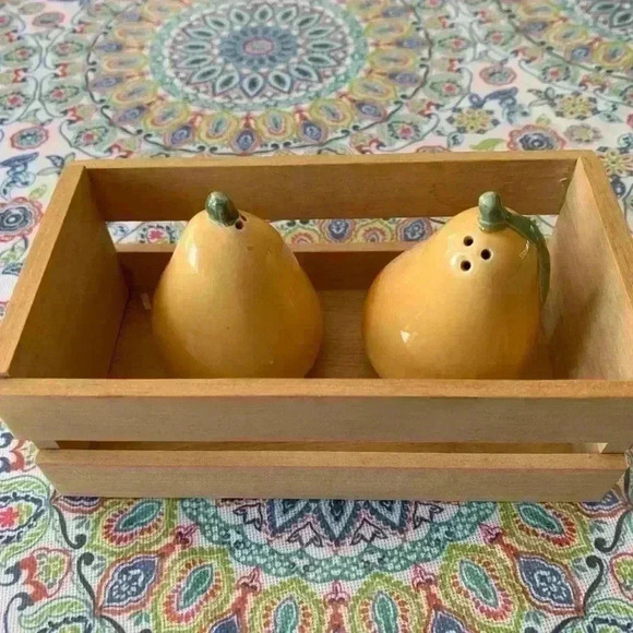Pear shaped salt  and pepper shakers - Picture 2 of 3
